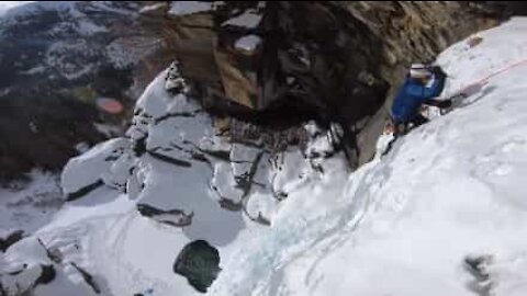 Un homme gravit une cascade de glace en Italie