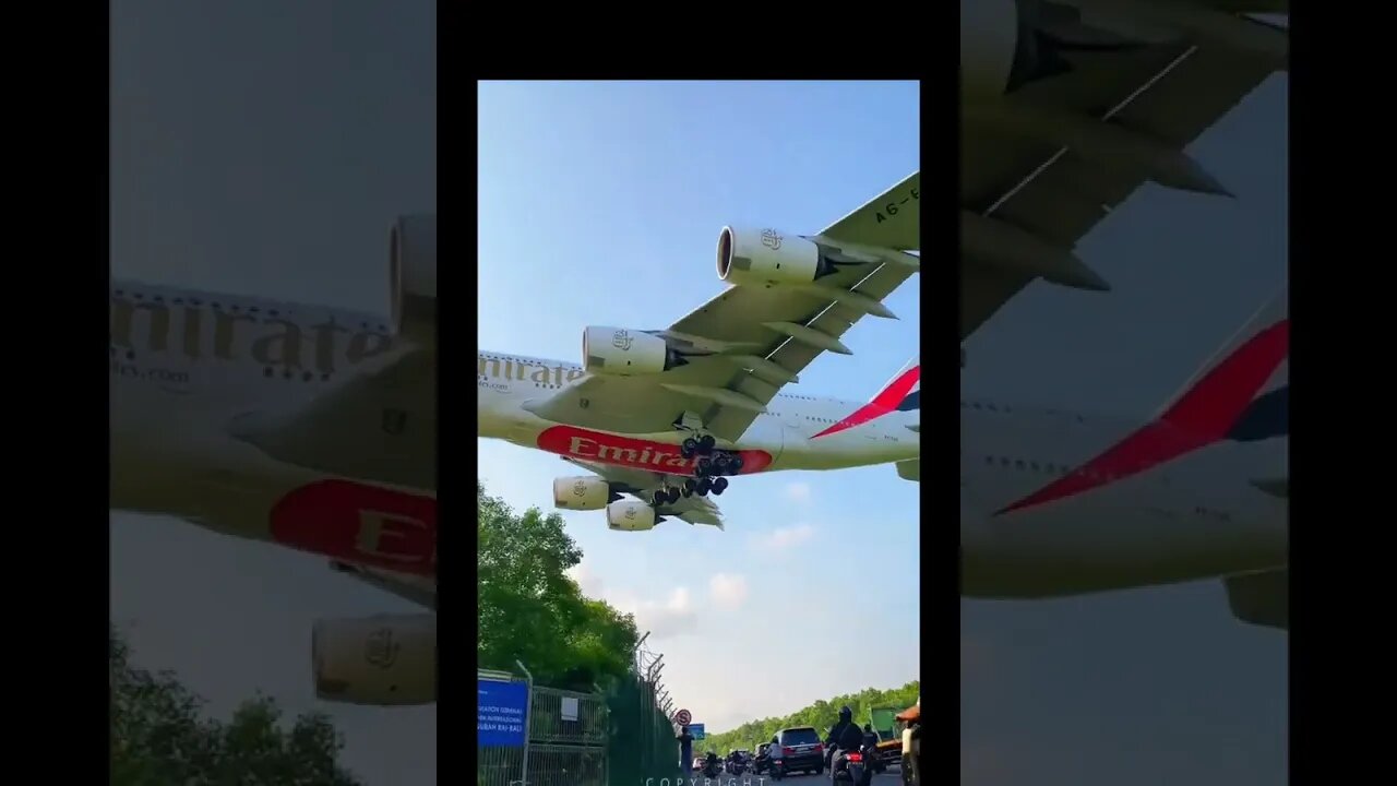 Watch Massive #A380 Landing Over Road Full of People #Aviation #Fly #AeroArduino