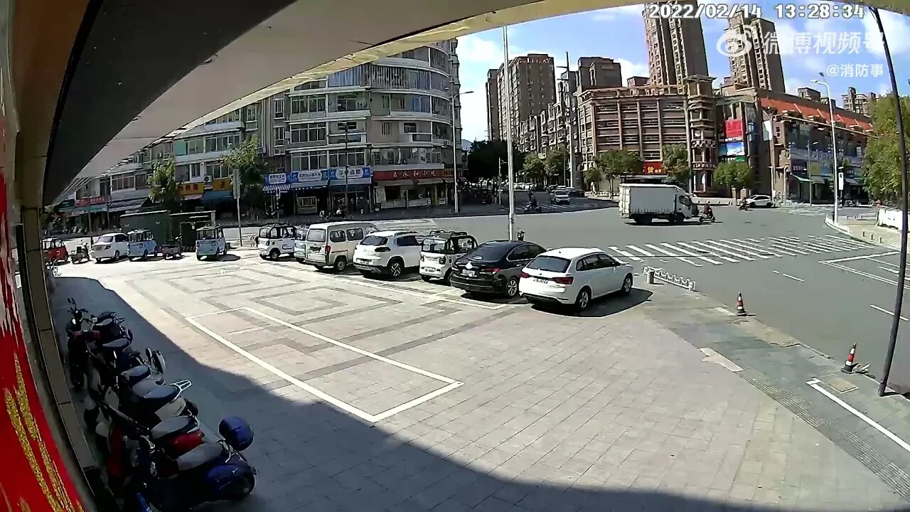 3死9伤，福建漳州一货车司机报复社会，大白天见人就撞。视频为货车在红绿灯路口加速撞向一骑摩托车的路人。《时刻新闻》2022年2月14日