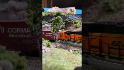 N Scale NS SD70M pulling a local