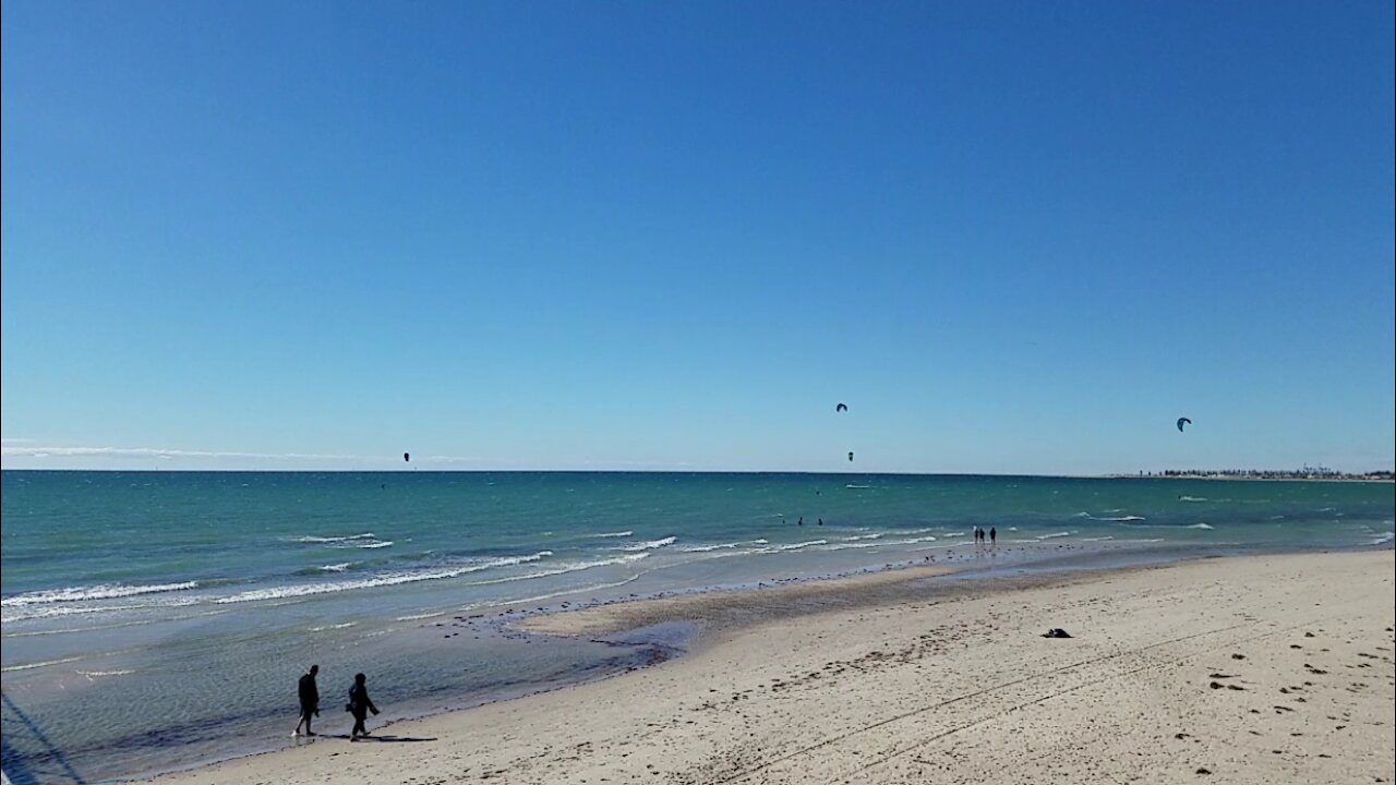 2021-01-17 Largs Bay kite surfers