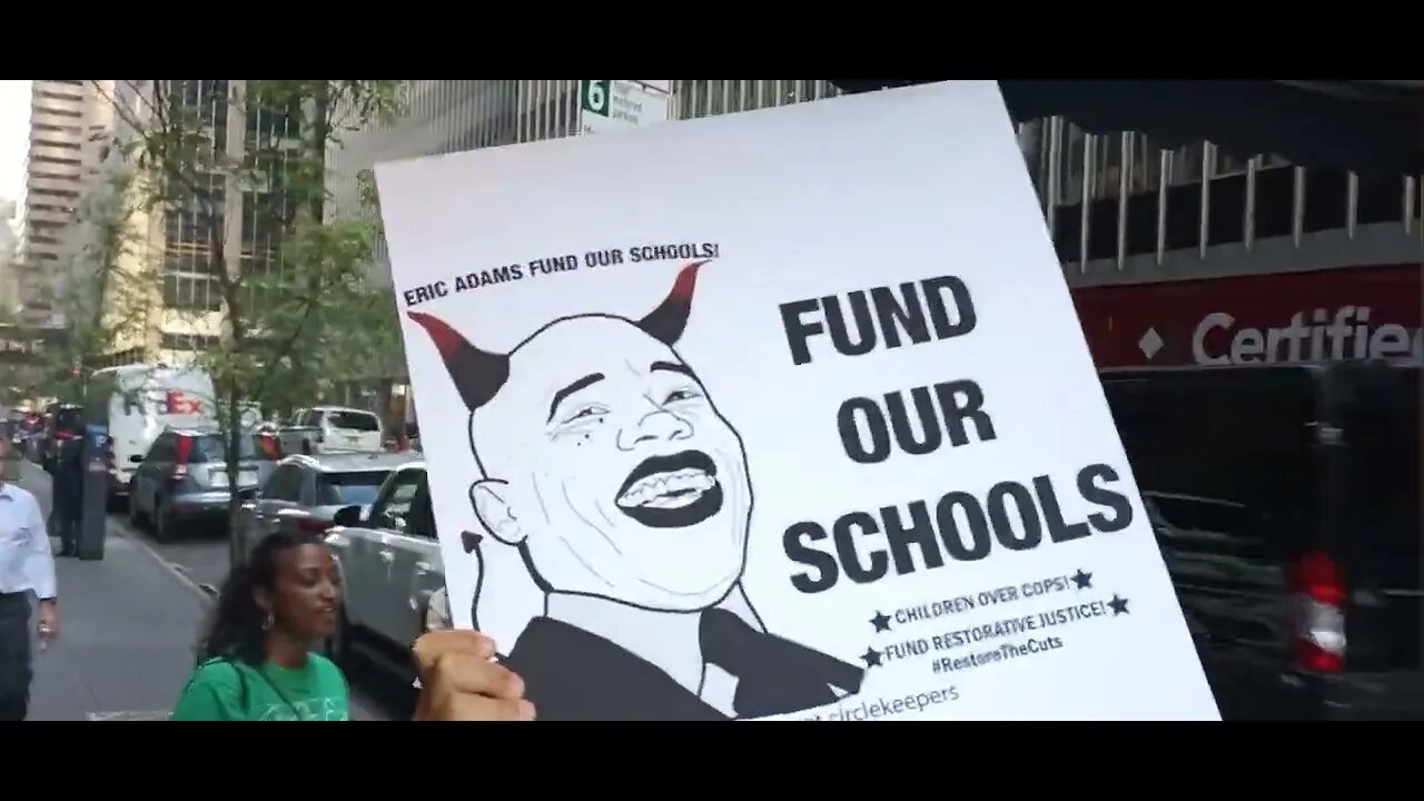 @MaketheRoadAct @MaketheRoadNY @PeoplesPlanNYC @AQE_NY Protesters outside the @Camilo4NY/@NYCMayor