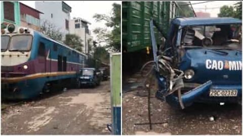 Un camion détruit par un train