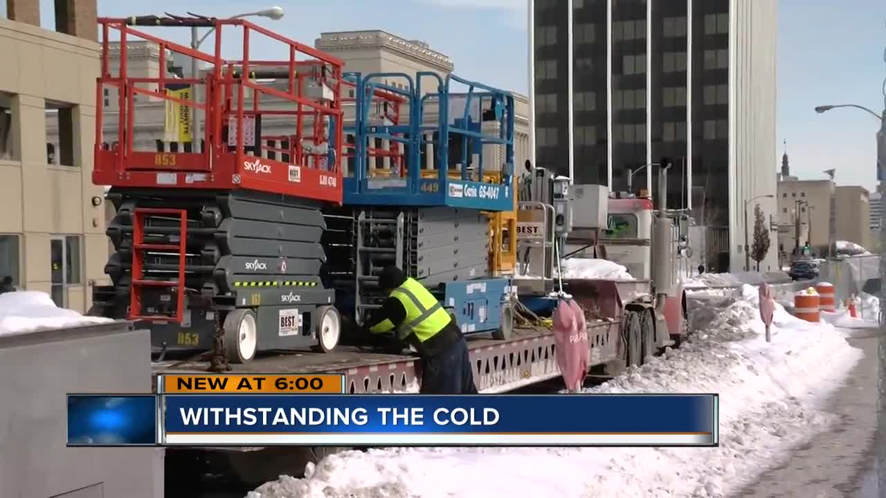 Outside workers make best of brutal conditions in Milwaukee