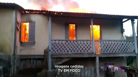 Perda Histórica: Sede de Fazenda com mais de 80 anos pega fogo em Rio Vermelho e é destruída.