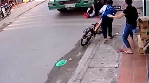 Jovem cai de bicicleta e é quase atropelado por caminhão