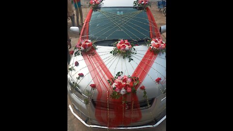 Decorate the wedding car.