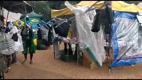 Brasília - 02/12/2022, a União faz a força, brasileiro leva gerador para carregar celulares! 😃🙏