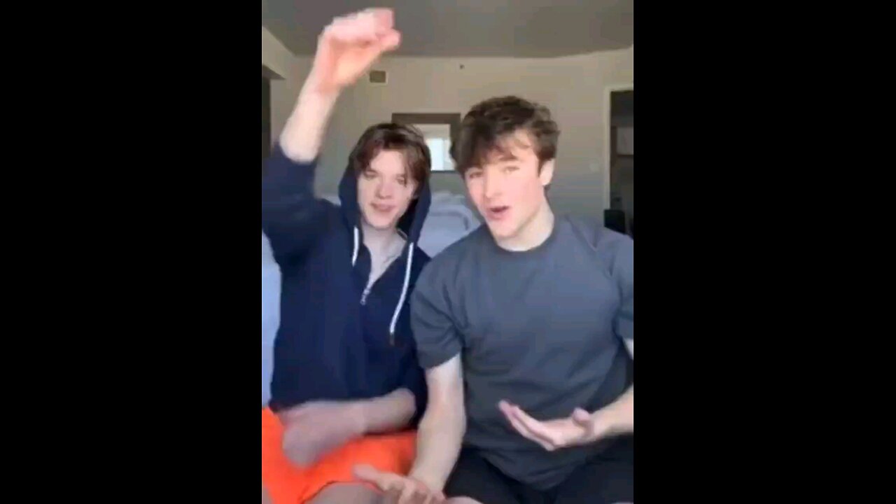 π΅πΊπΈ Apparently this young homosexual couple isbeing paid to encourage other gays tovote for Biden