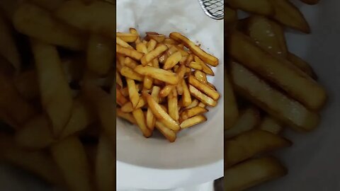 Homemade Chips, Sauce With Steamed Green Veggies 😋