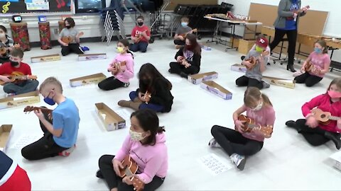 Pandemic causes switch from recorders to ukuleles in Oak Creek music class