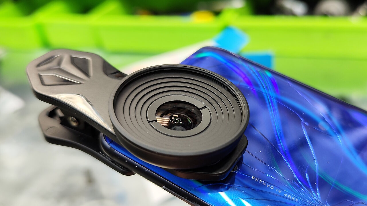 Universal macro lens APEXEL for smartphone. Quick-release lens to take photos macro