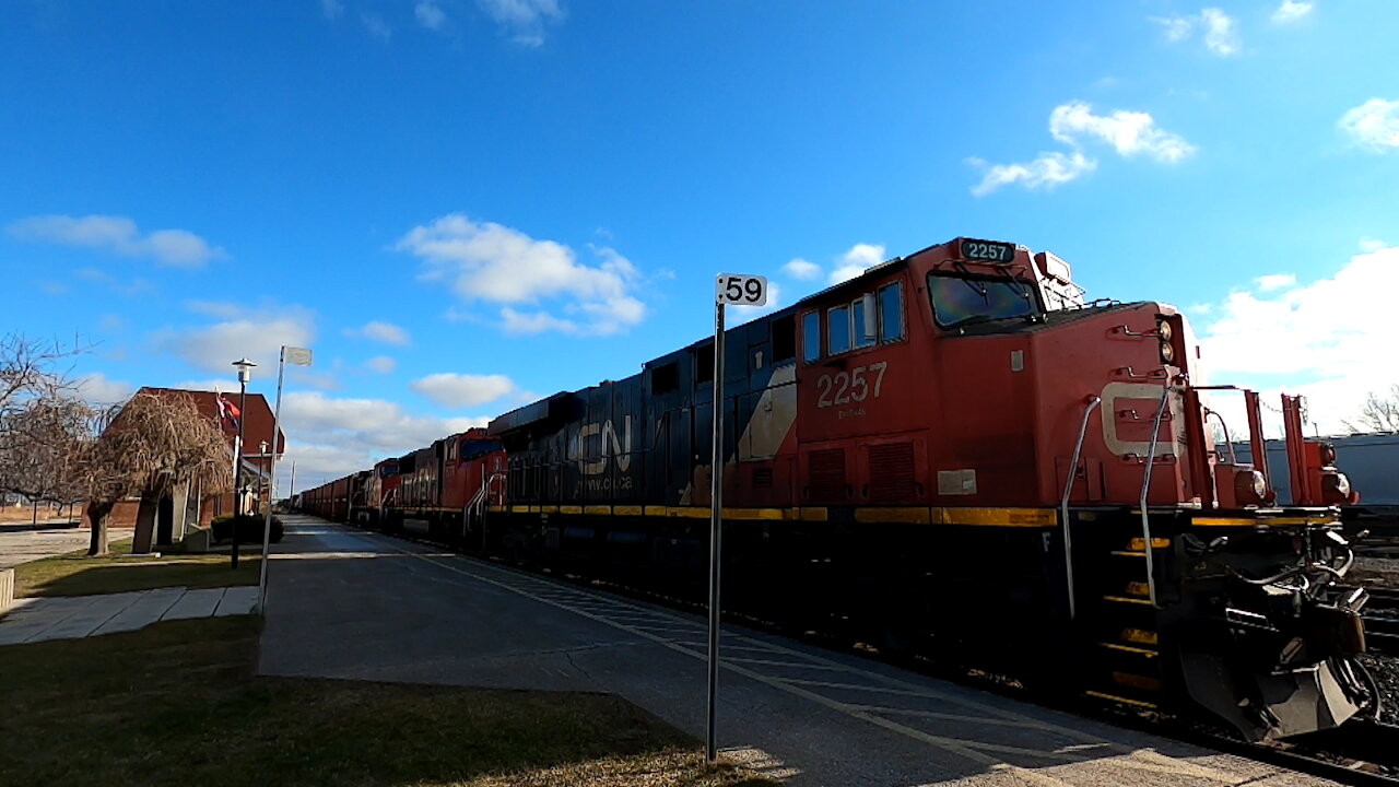 CN 2257 CN 5771 & CN 2635 Engines Manifest Train West In Ontario