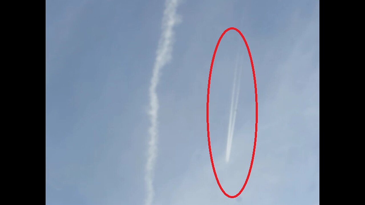 Geoengineering: Ein normaler Kondensstreifen neben dicken, giftigen Chemtrails (Münsterland 3.3.24)