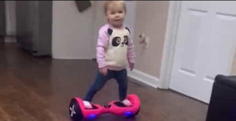 Baby er pro på hoverboard!