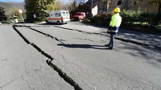 Earthquake causes mini-tsunami in a pool in America