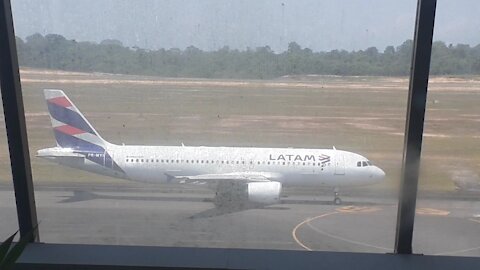 Airbus A320 PR-MYI taxia e decola de Manaus para Fortaleza