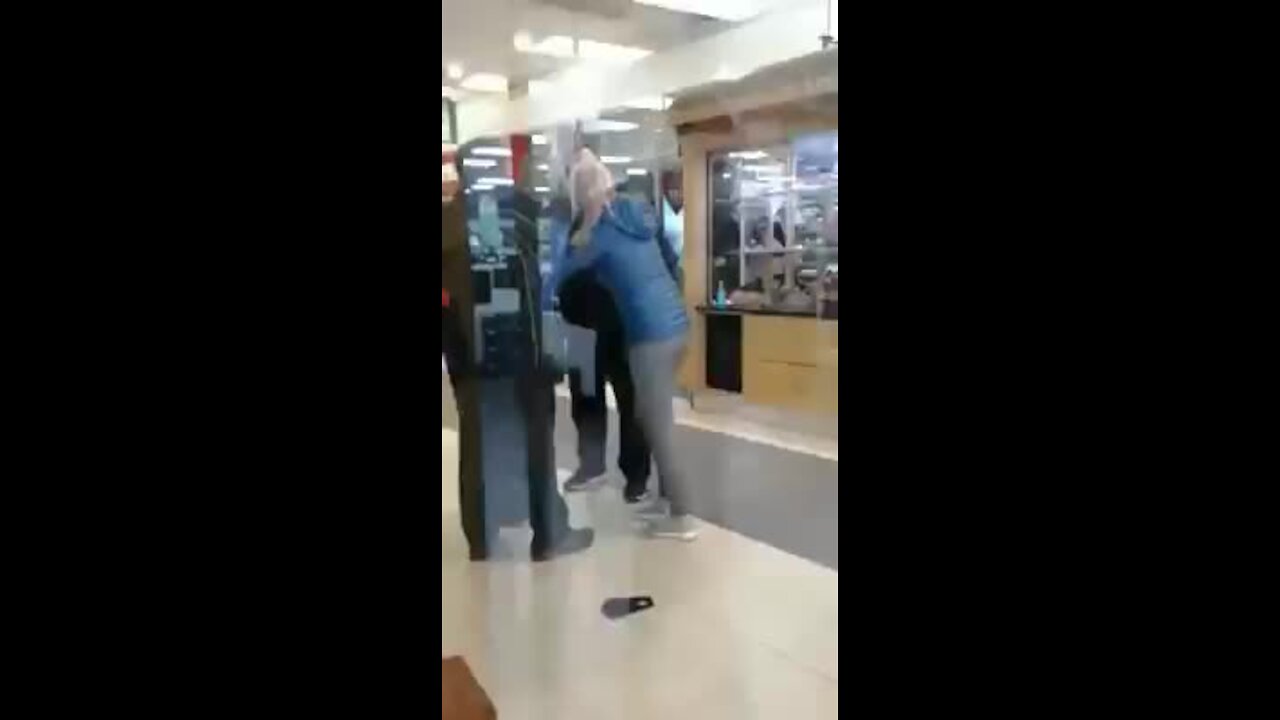 WATCH: Security guard rugby tackled after woman allegedly entered mall without mask (uBf)
