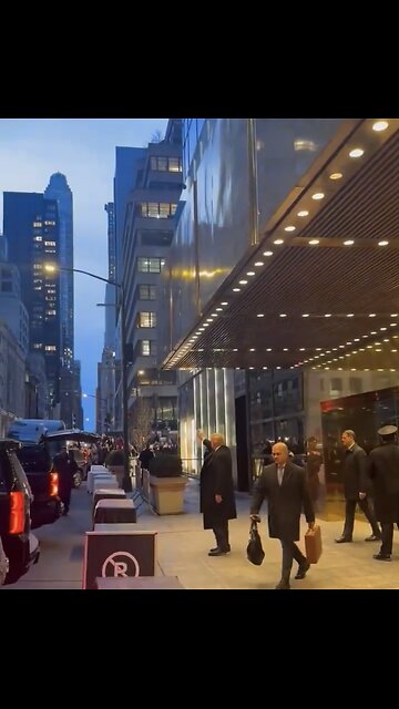 TRUMP❤️🇺🇸🥇🪽DEPARTS TRUMP TOWER🤍🇺🇸🏅🪽🚓🛻🕺🌇FOR A SPEECH EVENT💙🇺🇸🏅🪽🕺🪩⭐️