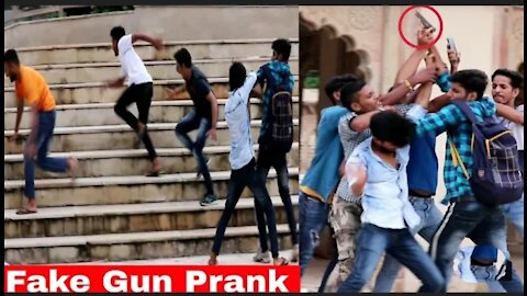 Fake gun prank 🔫😂