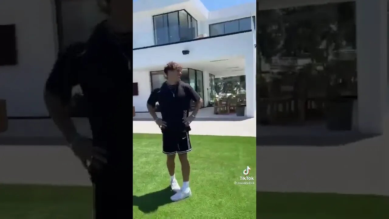 David Dobrik records Noah Beck insane trickshot! 😱