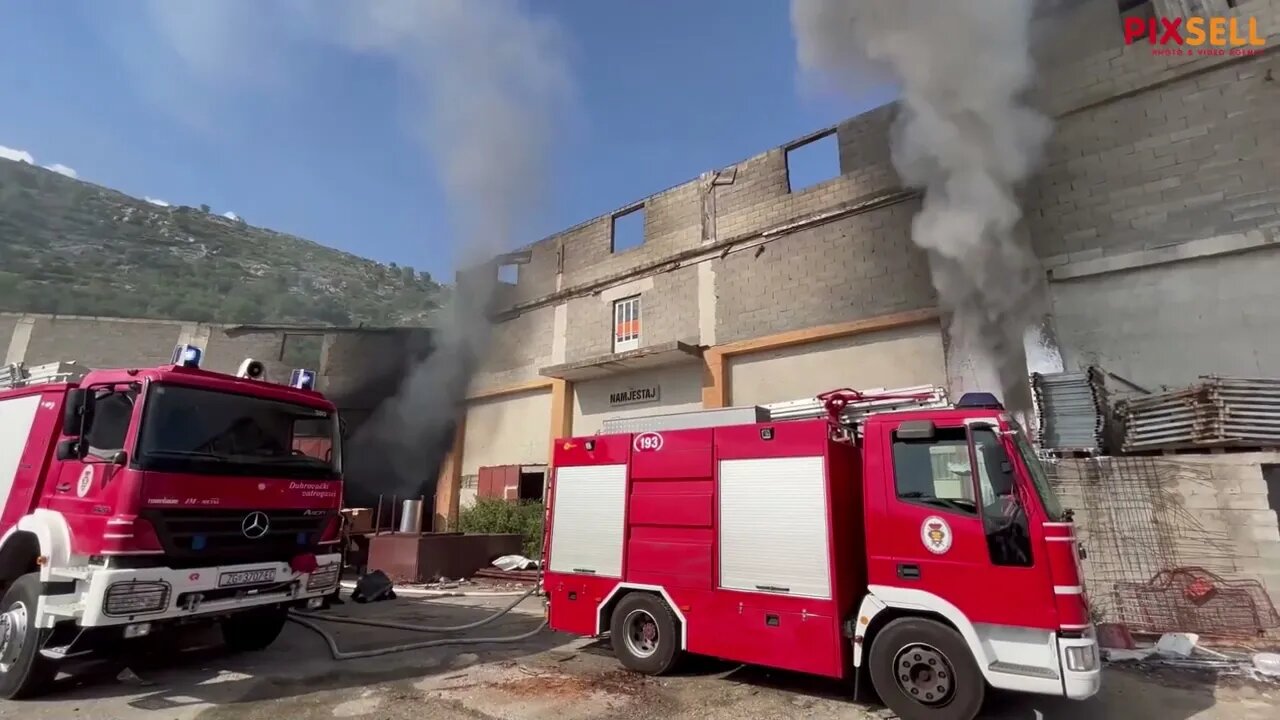 Gašenje požara u skladištu na Pobrežju