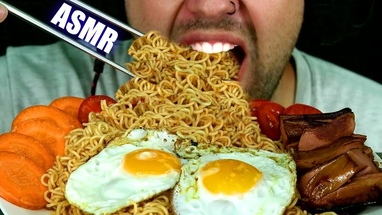 ASMR CURRY NOODLES + FRIED EGG + FRIED SAUSAGE + VEGETABLES | EATING SOUND (NO TALKING) 🎧 BEST SOUND