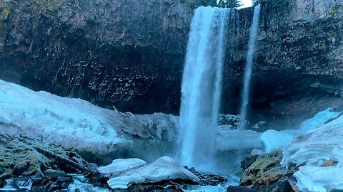 WINTER SNOW ICE YAXTRAX HIKING (4K) UP TO THE VERY EDGE of Tamanawas Falls! | Mount Hood | Oregon