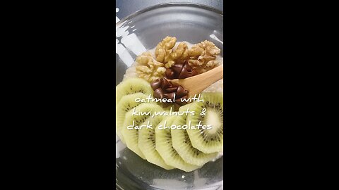 oatmeal with kiwi, walnuts & dark chocolates