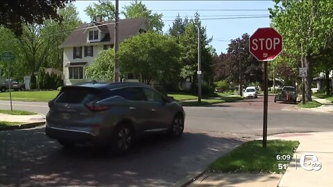 Akron driver stabbed near stop sign after stranger bursts into car