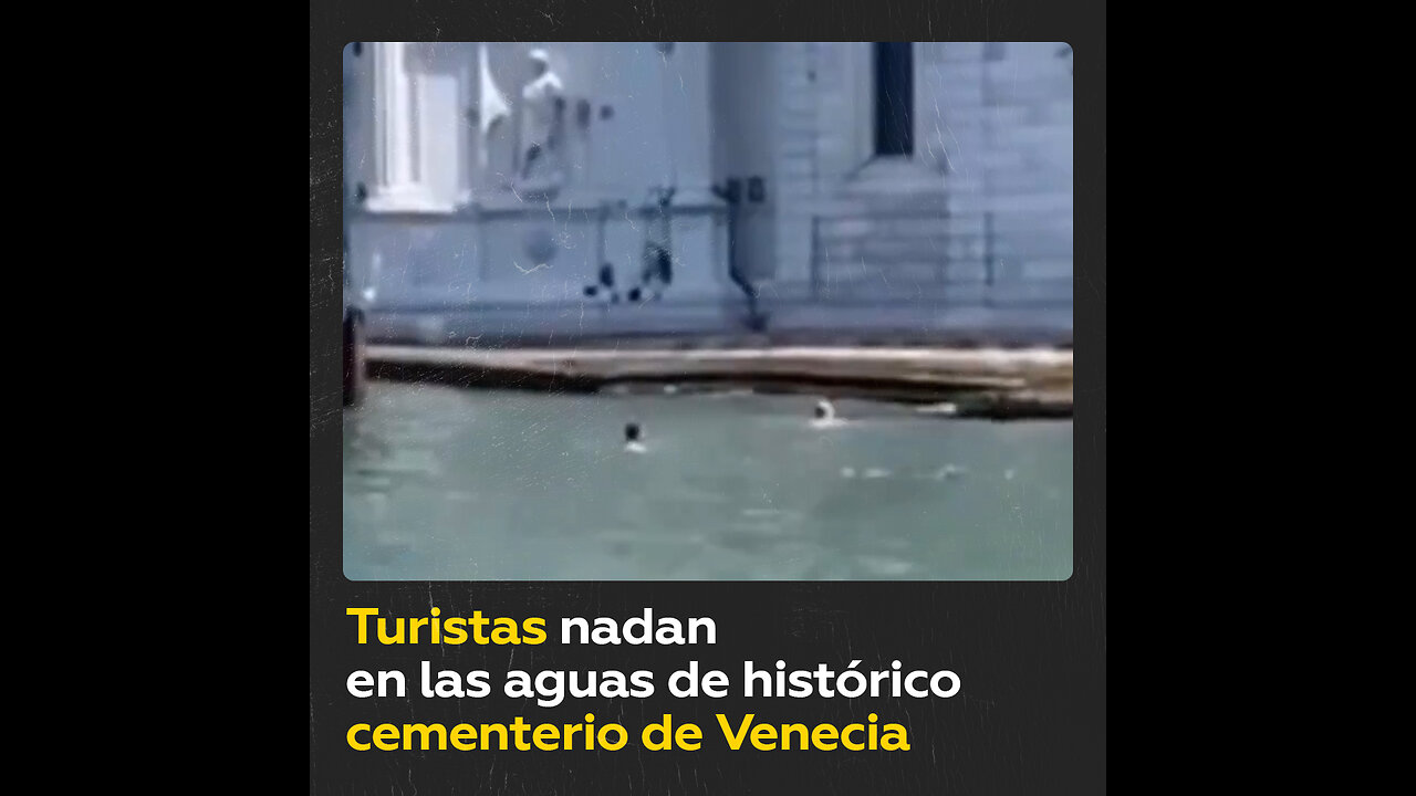 Turistas nadan a las orillas de histórico cementerio de Venecia