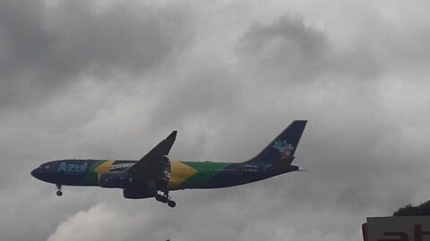 Embraer 195 PR-AUJ vindo de Tefé e Airbus A330 PR-AIV vindo de Campinas