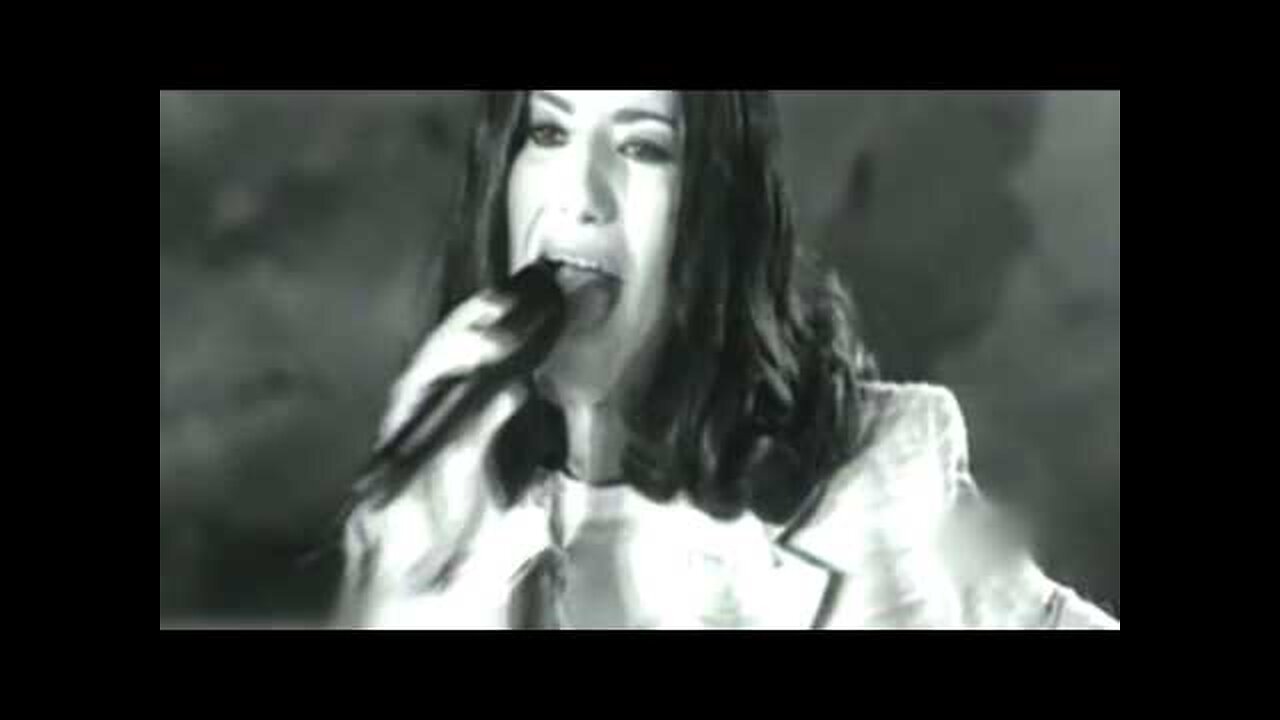 Laura Pausini - Se fue (Video Original)