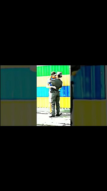 BEIJANDO POLICIAL NO MEIO DA RUA