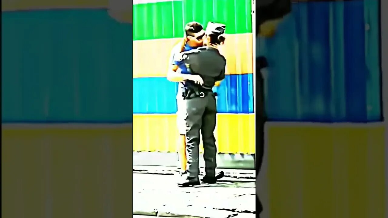 BEIJANDO POLICIAL NO MEIO DA RUA