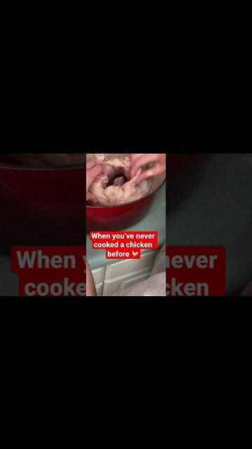 WHEN YOU’VE NEVER COOKED A CHICKEN BEFORE 😝 #shorts #chicken #cookingvideo #dinnerideas