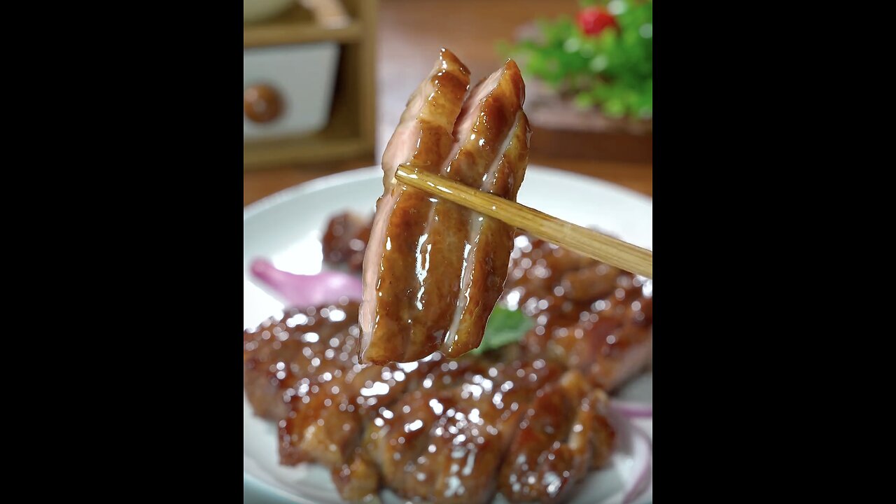 Pan-fried pork chop, tender, juicy and charred, the kids are eager to eat it