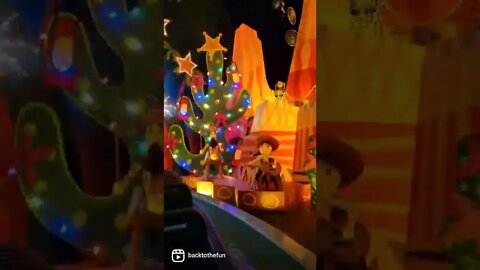 it's a small world 🌎 holiday Disneyland