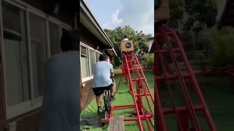 pai faz uma mini montanha russa pro filho 😲