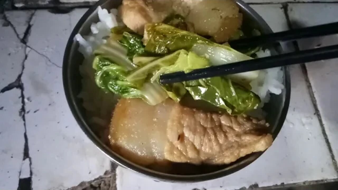 我吃完这碗肥肉教大家翻墙/After I finished eating this bowl of fat, I was teaching everyone to climb the wall