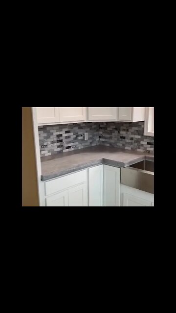 Зaливают столeшницу