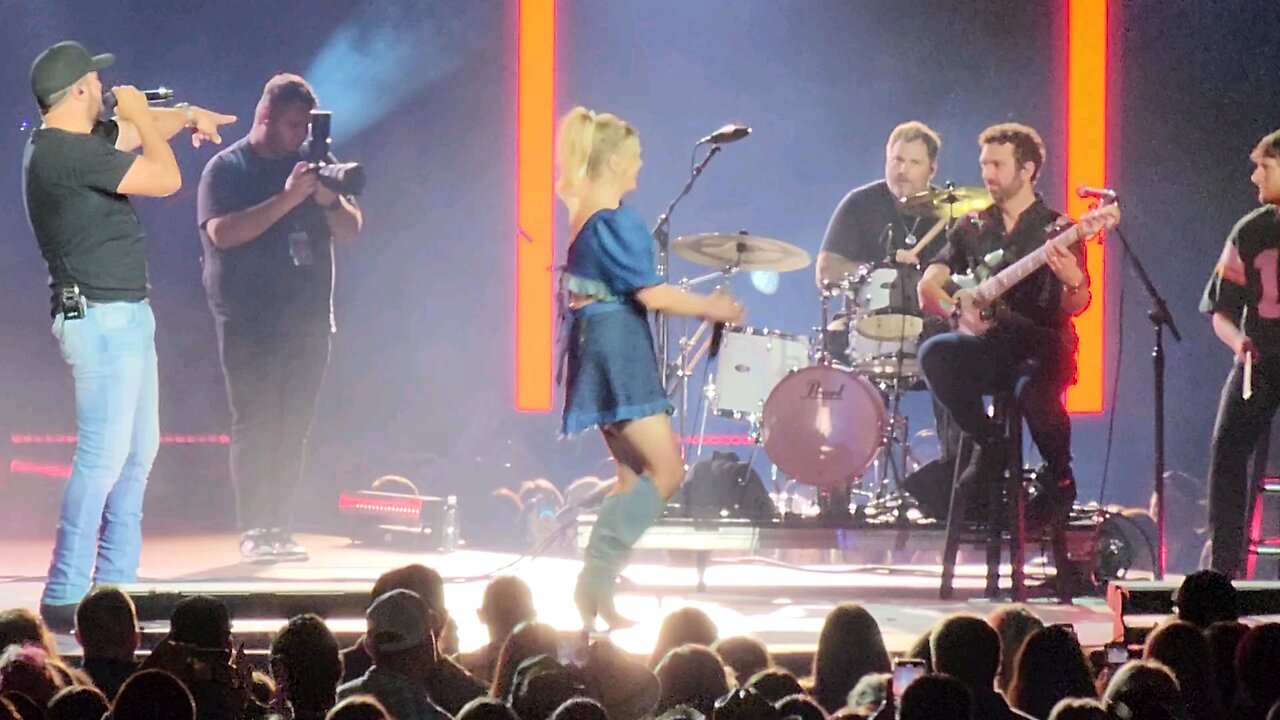 Luke Bryan/Hailey Whitters - 9 to 5 (Dolly Parton) 10-13-2023 Green Bay