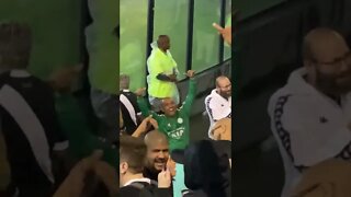 Palmeirense em São Januário cantando com a torcida do Vasco