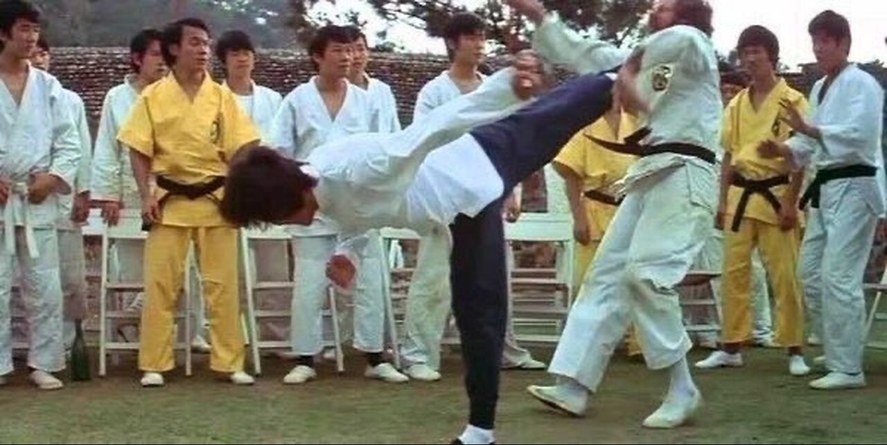 Cross kick Studio Films Bruce Lee Enter the Dragon