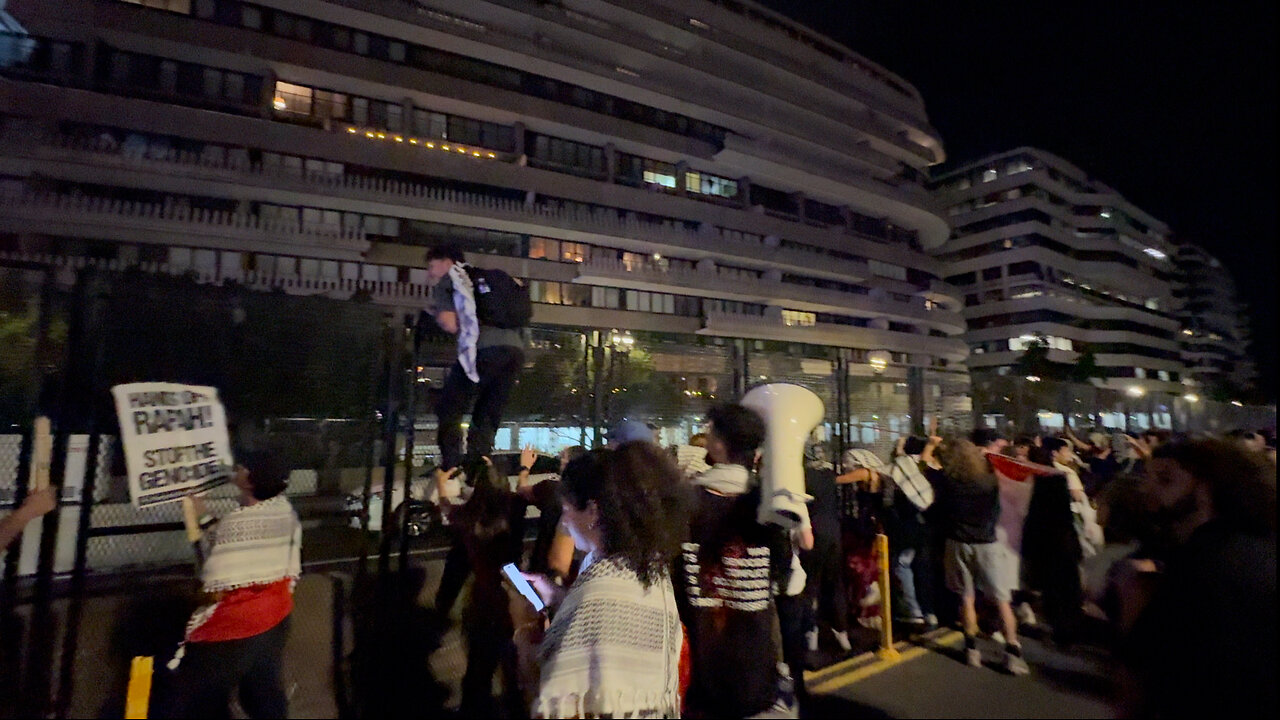 Protesters Shake Fence Outside Watergate Hotel During Netanyahu DC Visit