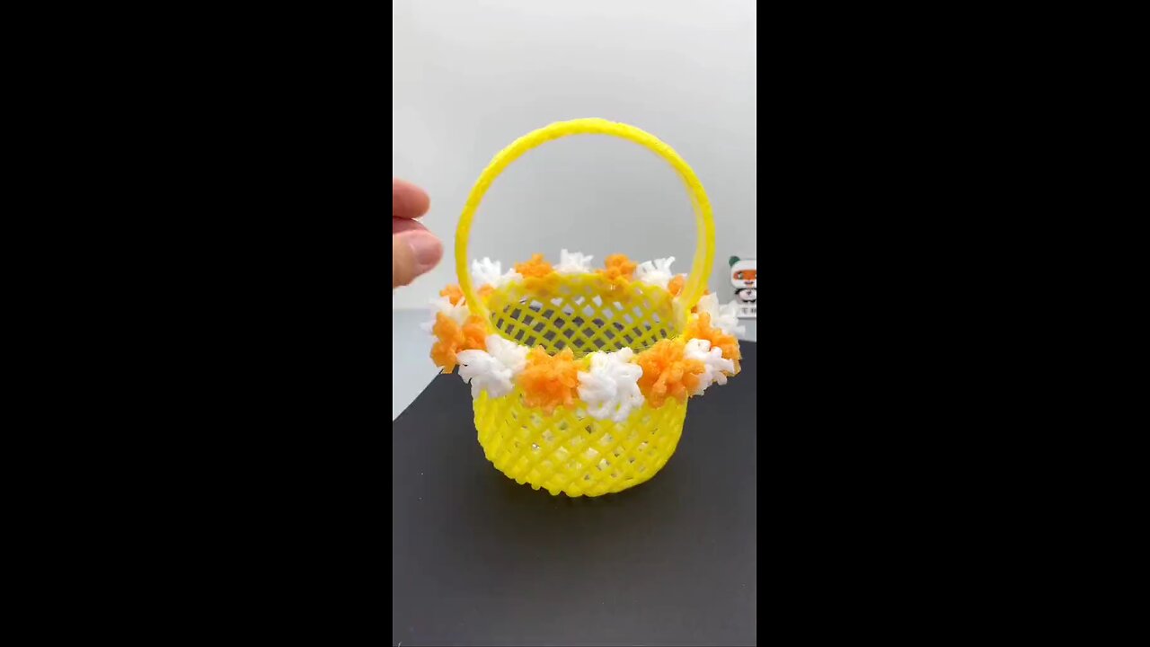 A small flower basket made of fruit nets mineral water bottles, simple and beautiful