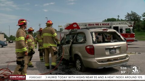 OPD demonstrates the "jaw of life' for students