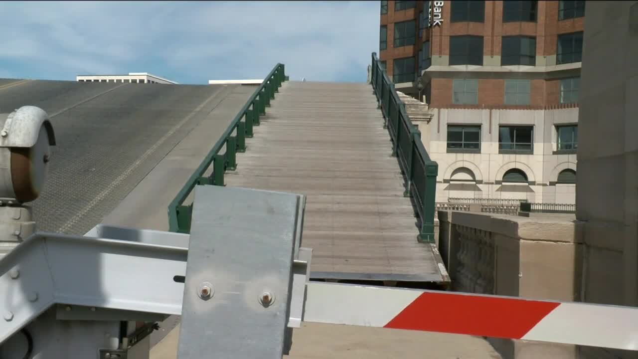 Elderly man dies in fall from Kilbourn Avenue Bridge downtown Milwaukee