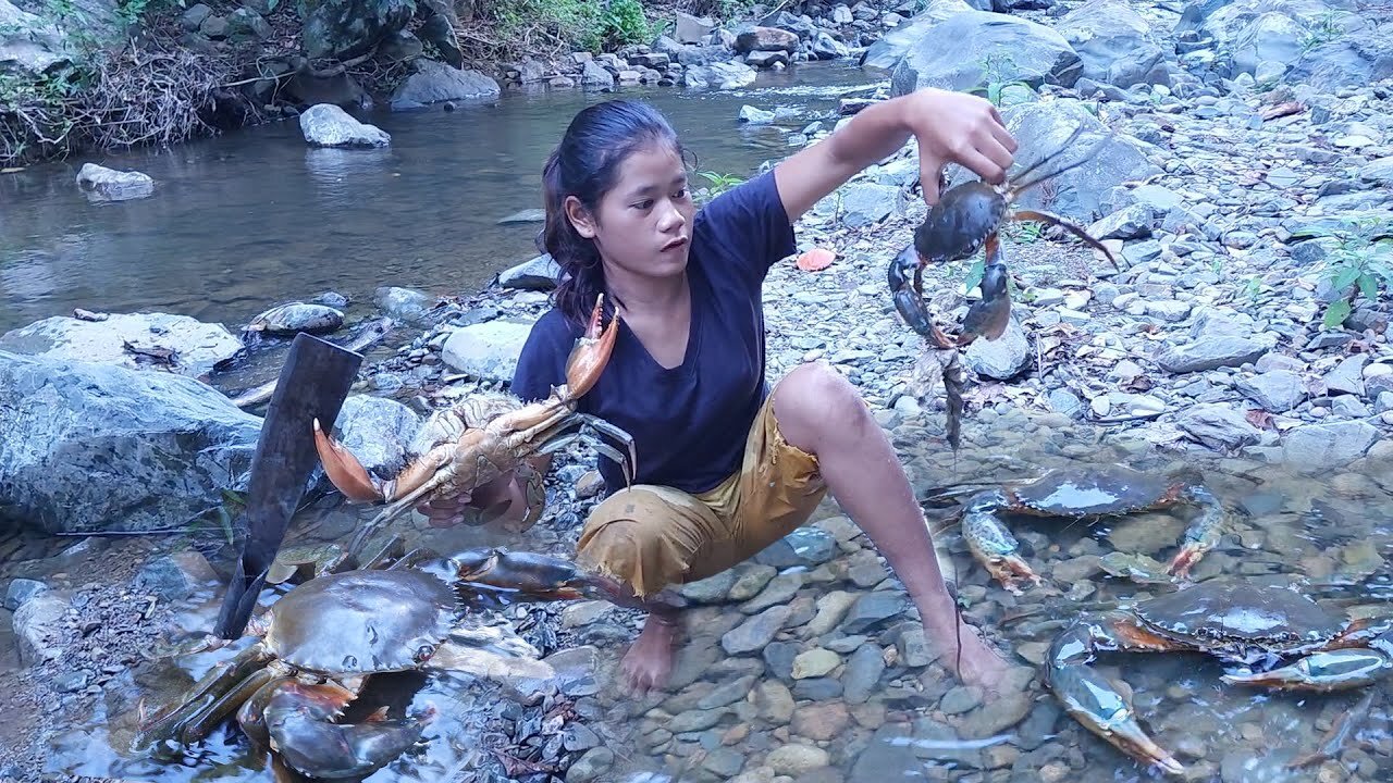 Survival skills: Found big crabs in river - Crabs soup spice tasty for dinner