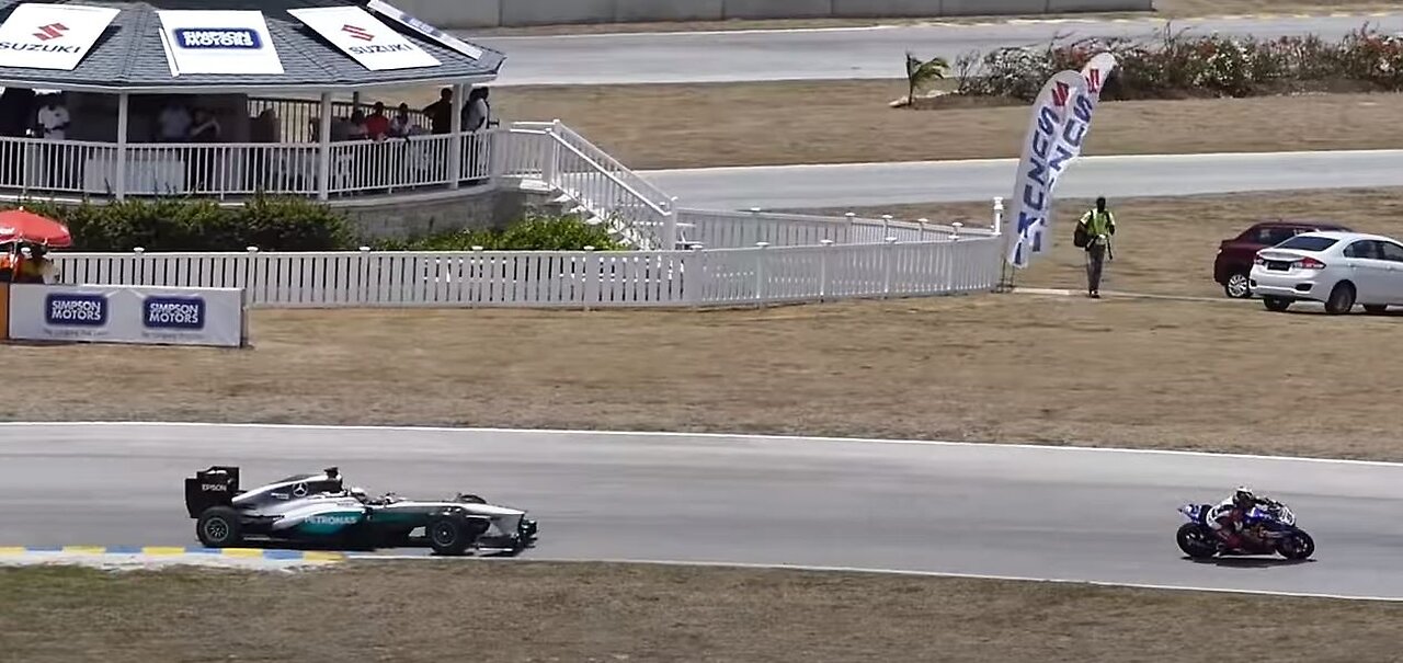 LEWIS HAMILTON: F1 CAR vs YAMAHA R1M SUPERBIKE!!